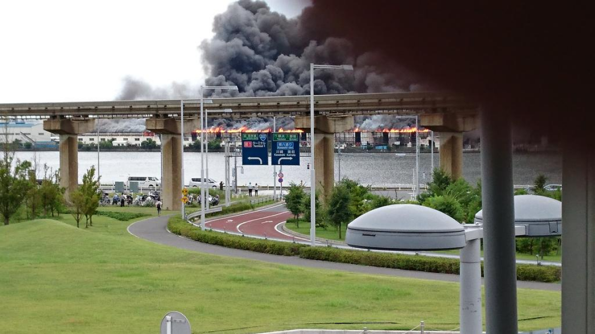 Μεγάλη φωτιά μέσα σε εργοστάσιο κοντά στο αεροδρόμιο του Τόκιο
